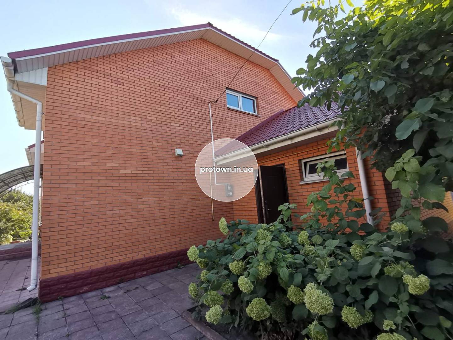 Продажа дома из красного кирпича, 17 соток. От Киева 900м